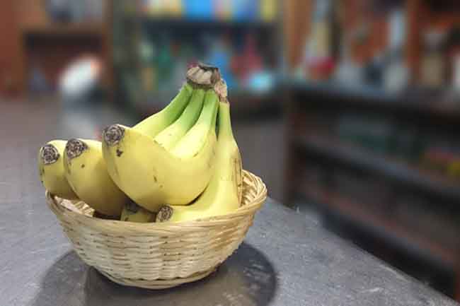 पके केले से त्वचा पर निखार
